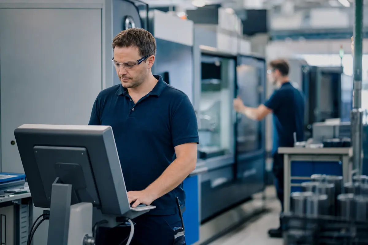 Werker meldet an einem Shopfloor-Terminal an der Produktionslinie