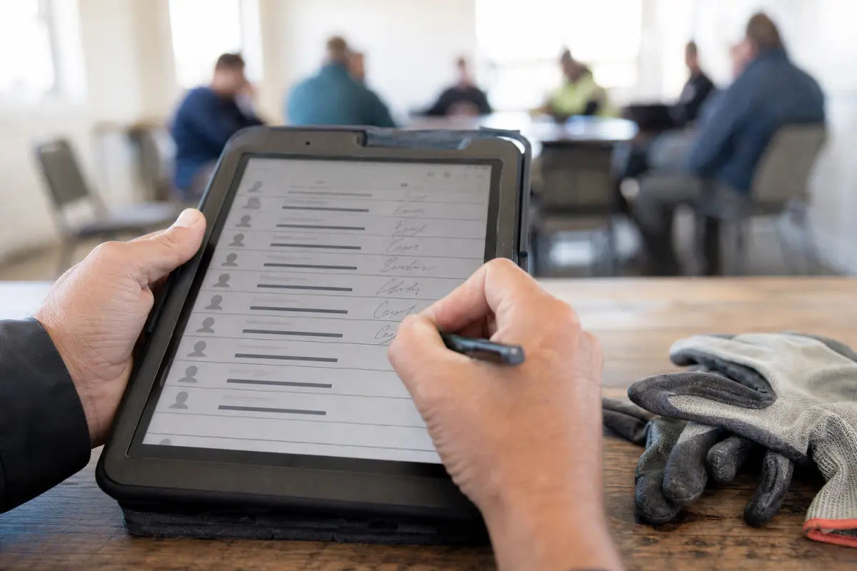 Digitale Teilnehmerliste auf Tablet, Unterschrift bei Unterweisungsnachweis